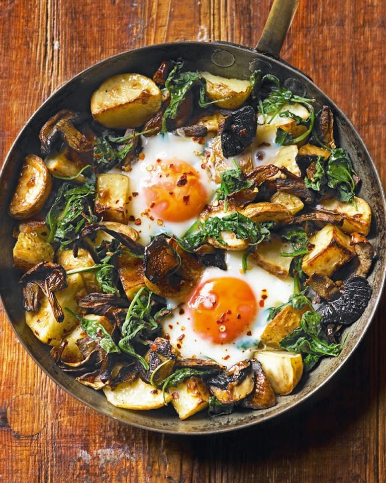 Baked eggs with mushrooms, potatoes, spinach and gruyère - delicious ...