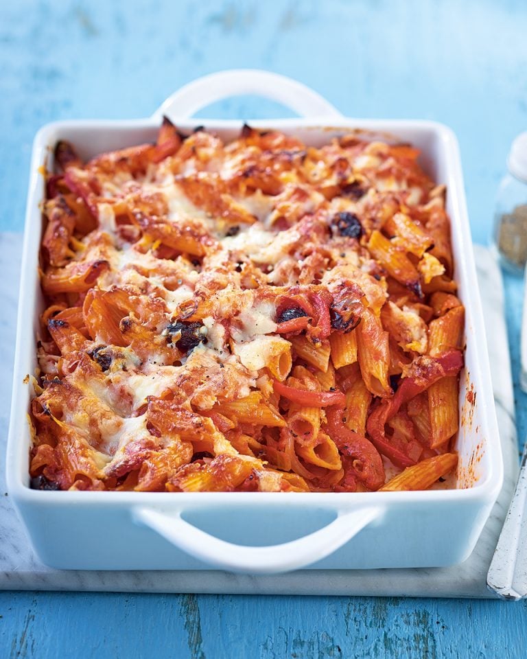 Roasted red pepper, spinach and goat's cheese pasta bake - delicious