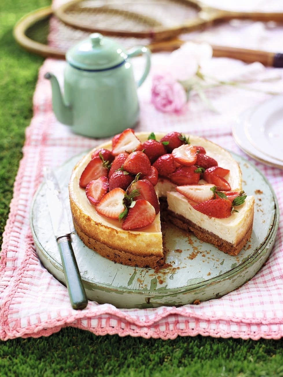 Strawberry and vanilla baked cheesecake recipe | delicious ...