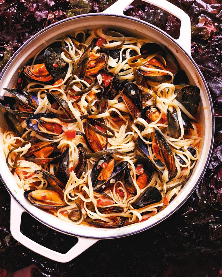 Mussel and sea lettuce linguine