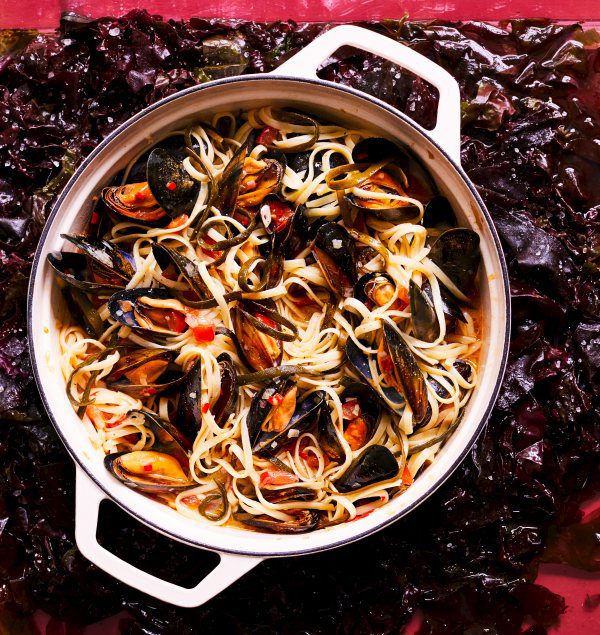 Seaweed and mussel linguine