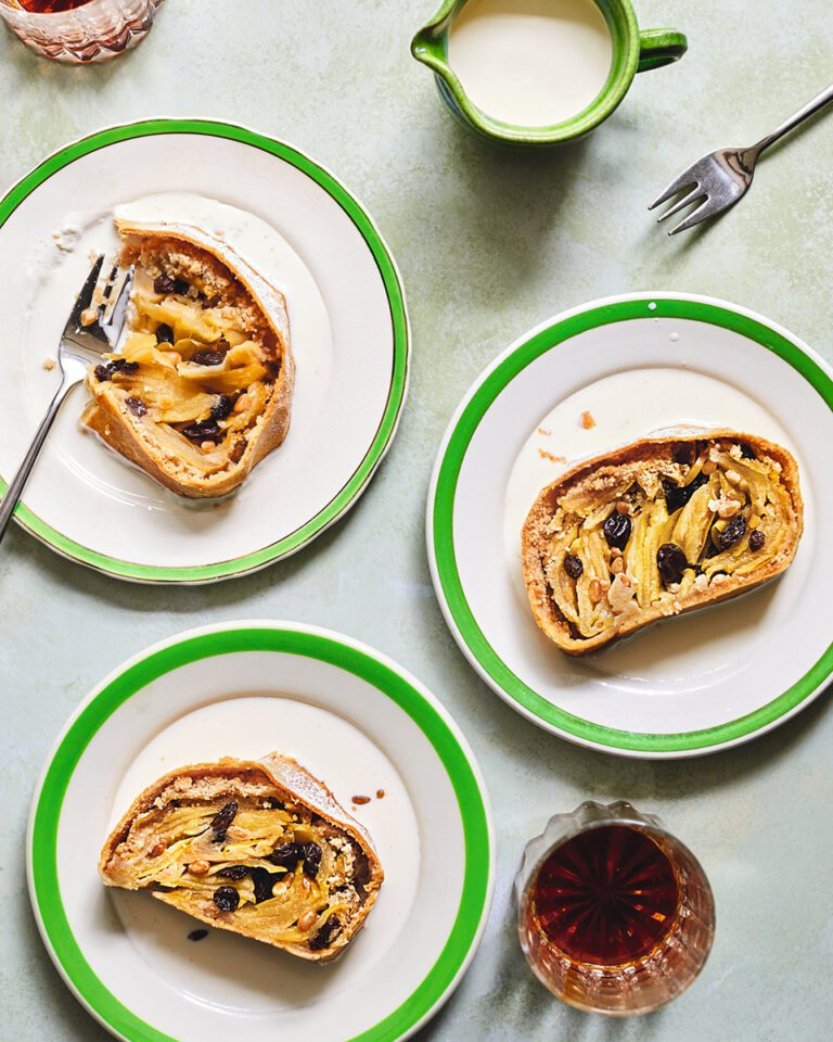 Strudel di mele (Italian apple strudel)